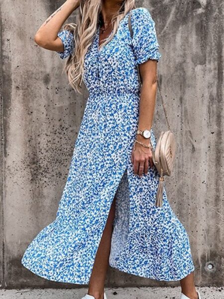 Femme qui porte une robe longue bleu à fleur
