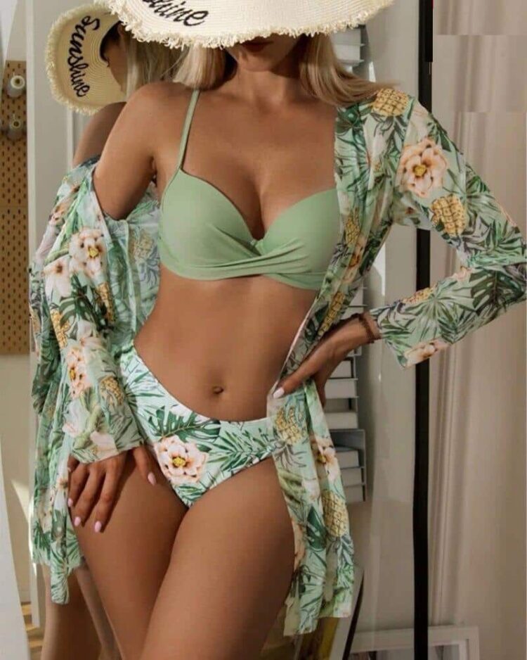 Femme portant un maillot de bain fleuri avec un petit paréo