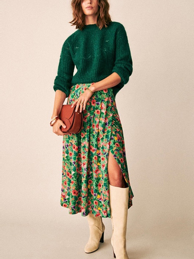femme qui porte une jupe verte plissée à fleurs colorées
