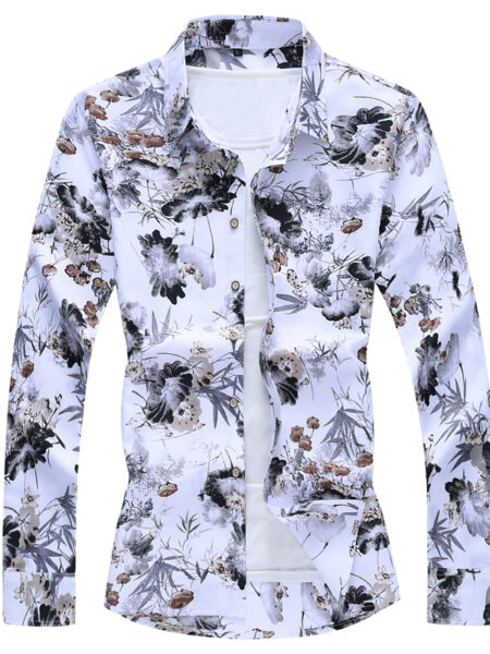 Chemise blanche avec des fleurs dans les tons foncés. Elle est sur un fond blanc